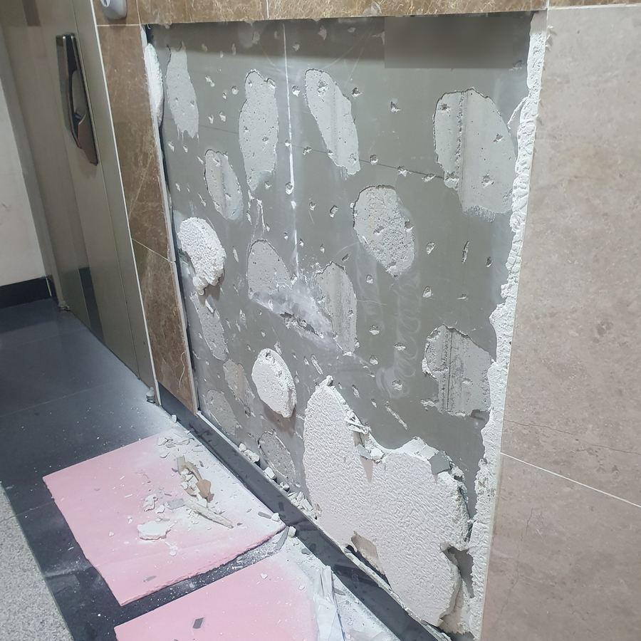 아파트 공용 복도 대리석 벽을 걷어낸 모습, 시공 전